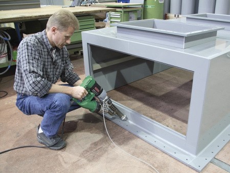 Ручной сварочный экструдер FUSION 2 при сварке пластиковых изделий Ручной сварочный экструдер FUSION 2 при сварке пластиковых изделий